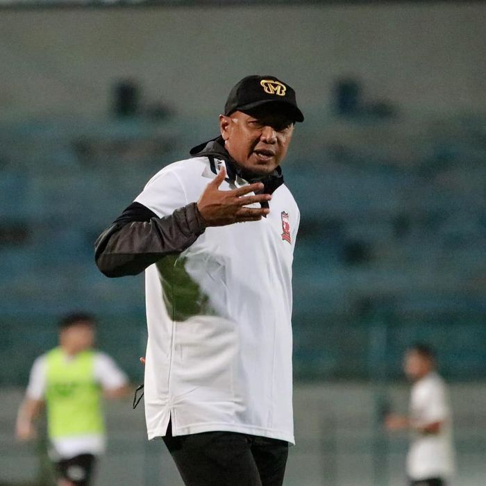 Pelatih Madura United, Rahmad Darmawan, saat memimpin latihan perdana timnya di Stadion Gelora Bangkalan, Madura, pada Jumat (10/1/2020).