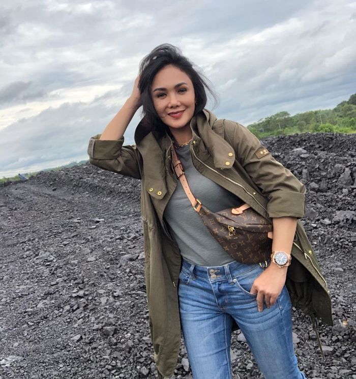 Yuni Shara tampak memadukan outfitnya kali ini dengan pemakaian jaket bernuansa warna olive