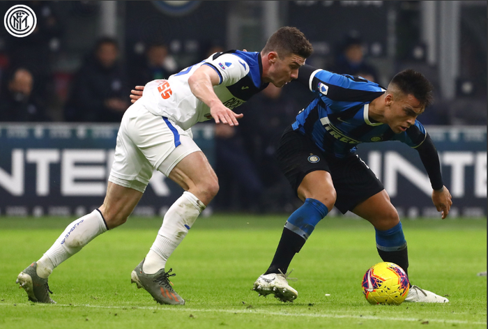 Striker Inter Milan, Lautaro Martinez (Kanan) sedang berebut bola dengan pemain Atalanta di pertandingan pekan ke-19 Liga Italia yang berakhir dengan skor imbang 1-1, Sabtu (11/1/2020) atau Minggu dini hari.