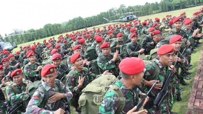 Para prajurit Kopassus tengah meneriakkan yel-yel. Korps baret merah pernah menyelamatkan tentara Spanyol dari kejaran kelompok Hizbullah saat bertugas menjadi pasukan perdamaian PBB