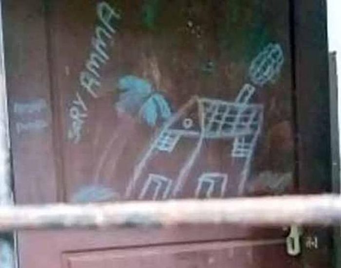 Kata-kata maafkan aku ibu (dalam bahasa India) ditinggalkan gadis itu di dekat jendela.