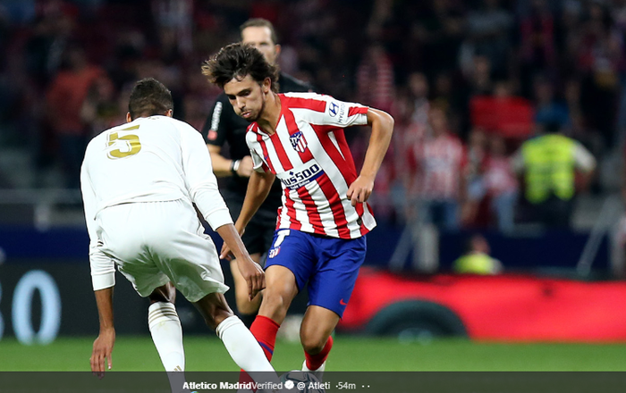 Striker Atletico Madrid, Joao Felix (Kanan) ketika berhadapan dengan bek Real madrid, Raphael Varane.