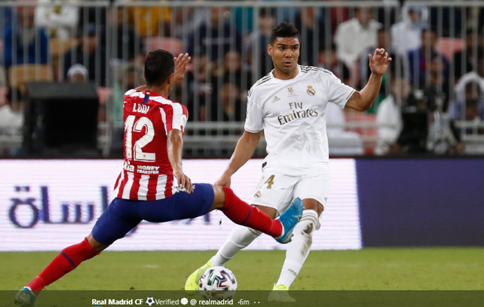 Aksi gelandang Real Madrid, Casemiro (kanan) dalam partai final Piala Super Spanyol, Senin (13/1/2019) dini hari.