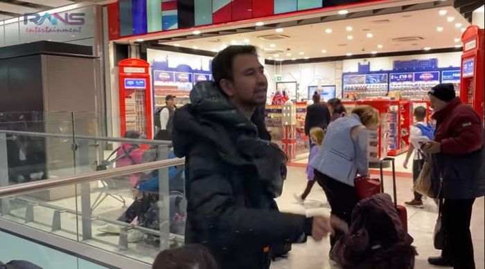 Raffi Ahmad kesal harus menunggu 1 jam lantaran Gigi ditahan pihak bandara