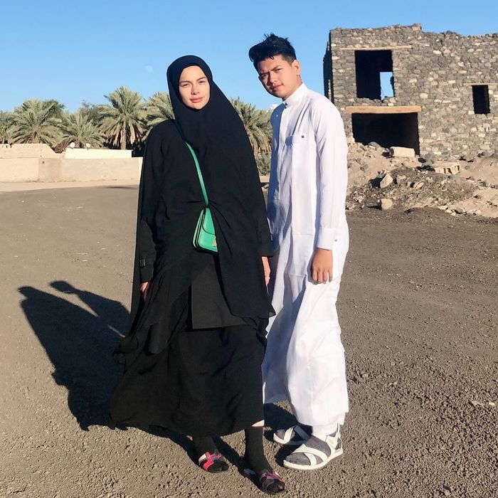 Nikita Mirzani kenakan sandal teplek mewah dari brand Hermes saat Umrah