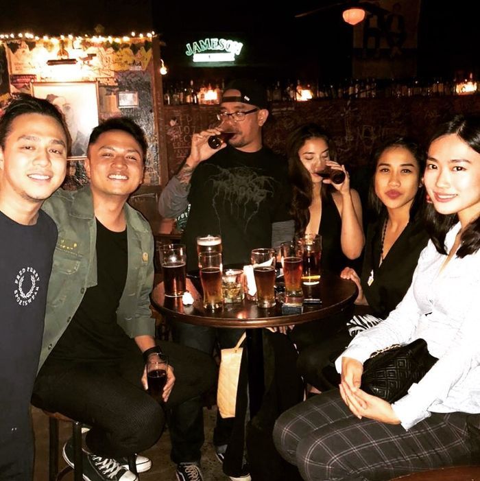Manohara dan Arian bersama teman-teman mereka