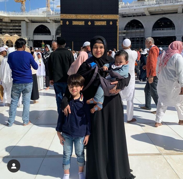 Nikita Mirzani dan kedua anaknya saat umrah