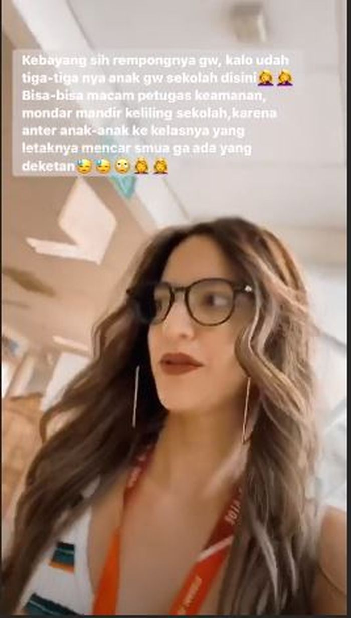 Penampilan Nia Ramadhani saat sibuk mengantar anaknya ke sekolah