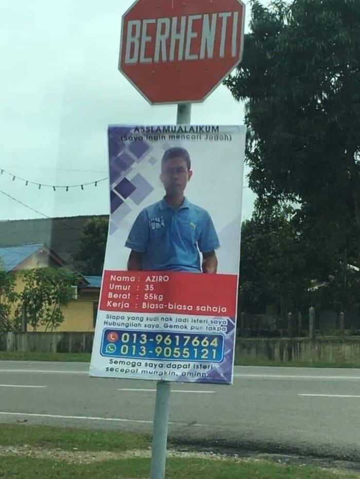 Spanduk yang ditempelkan di rambu lalu lintas