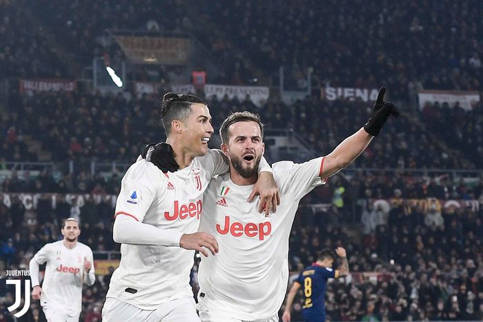 Megabintang Juventus, Cristiano Ronaldo, merayakan gol yang dicetak ke gawang AS Roma dalam laga Liga Italia di Stadion Olimpico, Minggu (12/1/2020).