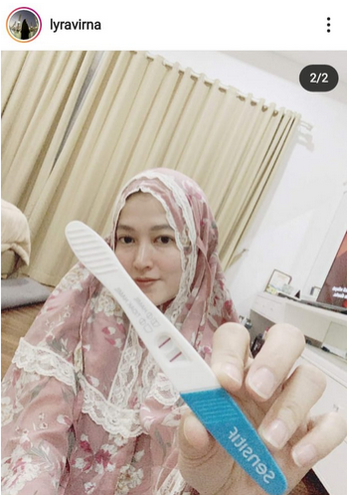 Lyra Virna mengunggah foto bersama alat tes kehamilan