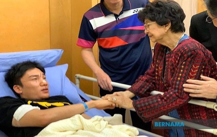 Pebulu tangkis tunggal putra nomor satu dunia asal Jepang, Kento Momota, terbaring di kasur pasien di Rumah Sakit Putrajaya, Malaysia, usai menjadi salah satu korban kecelakaan lalu lintas di Maju Expressway (MEX) dalam perjalanan menuju Bandara Internasional Kuala Lumpur, Senin (13/1/2020).
