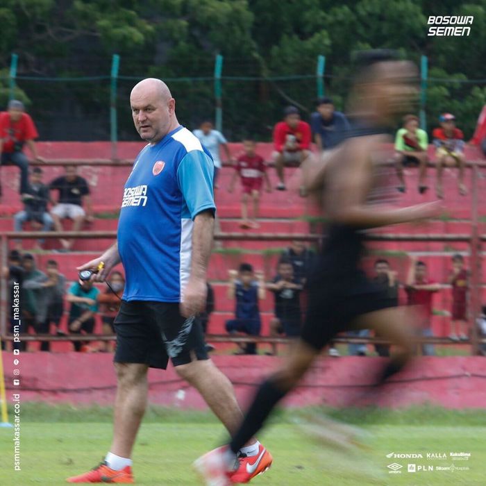 Pelatih PSM Makassar, Bojan Hodak, saat memimpin latihan tim di Stadion Andi Mattalatta, Makassar