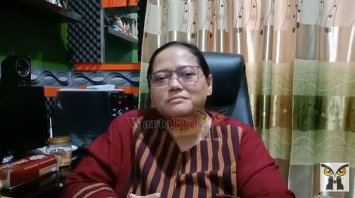 Mbak You saat mengomentari Teddy