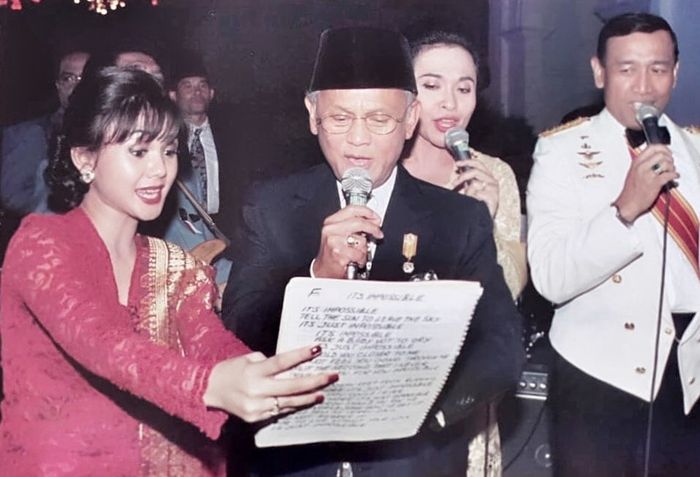 Yuni Shara saat diminta untuk bernyanyi di Istana Negara bersama Bacharuddin Jusuf Habibie