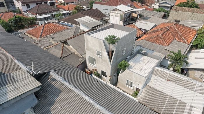Bangunan di permukiman padat yang ramah terhadap lingkungan sekitar.