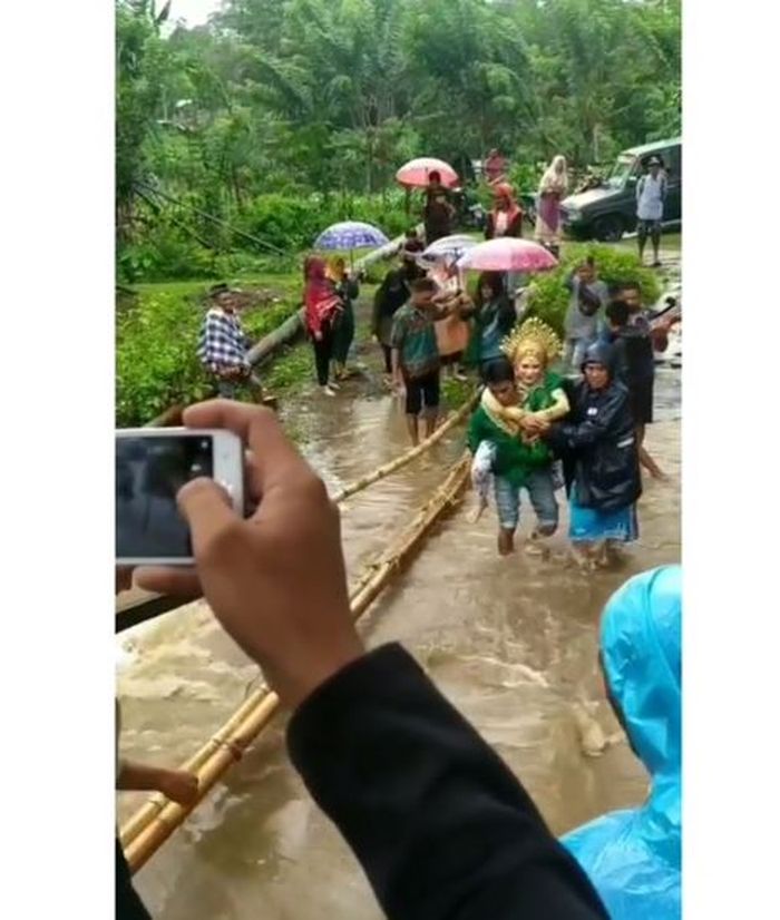 Seorang Pengantin Wanita Seberangi Sungai