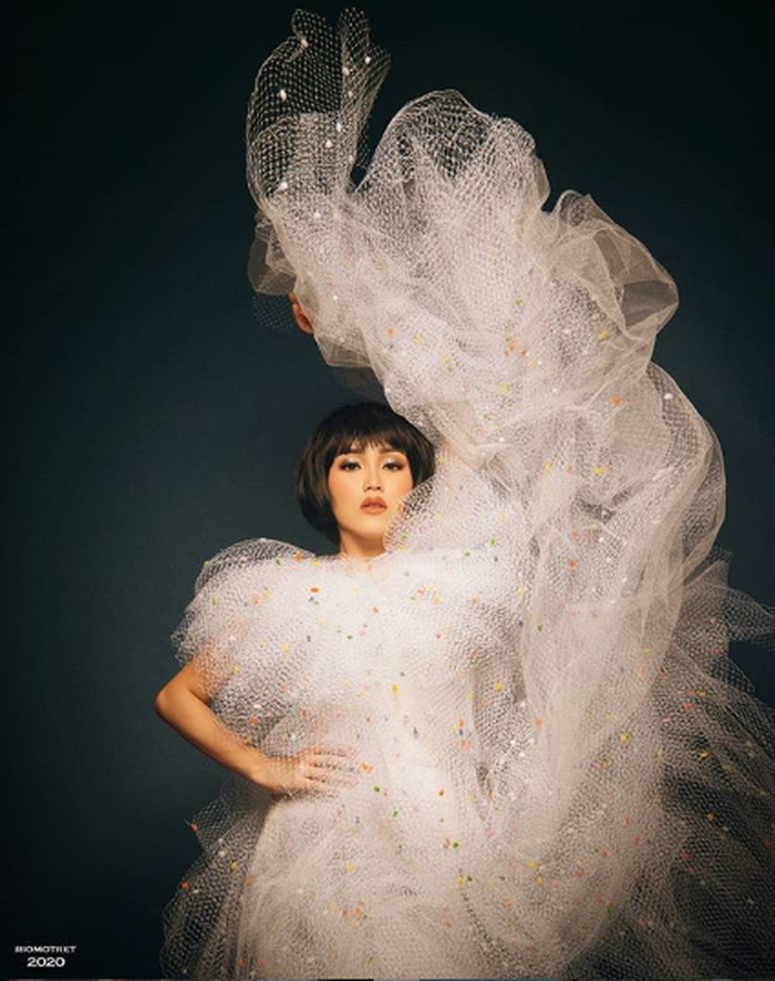 Penampilan berbeda Ayu Ting Ting dengan rambut pendek saat pemotretan bersama forotgrafer Rio Motret