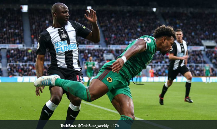 Bek Newcastle United, Jetro Willems (Kiri) saat berhadapan dengan winger Wolverhampton Wanderers, Adama Traore di laga pekan ke-22 Liga Inggris, Sabtu (11/1/2019) kemarin.