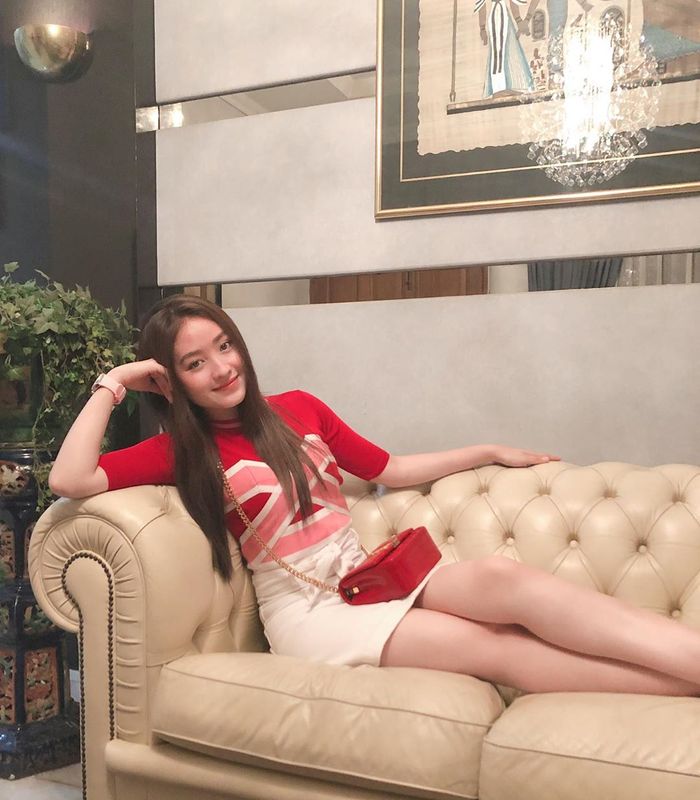 Tampilan Natasha Wilona saat asyik duduk selonjoran di atas sofa