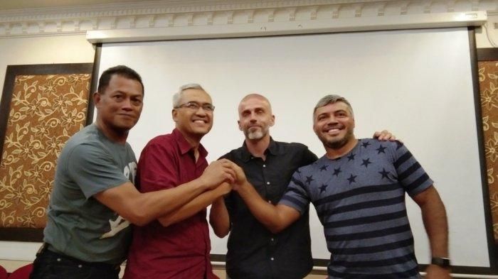CEO PSS Sleman, Fatih Chabanto (dua kiri), berfoto bersama dengan pelatih anyar PSS Sleman, Eduardo Perez (dua dari kanan), didampingi, Listiyanto Rahardjo dan Danilo Fernando seusai jumpa pers, Rabu (15/1/2019) .
