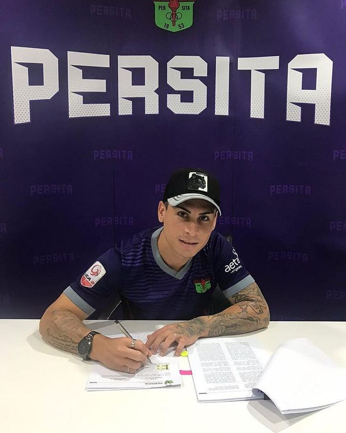 Gelandang asal Argentina, Mateo Bastos, saat menandatangani kontrak bersama Persita Tangerang pada bursa transfer pramusim Liga 1 2020.
