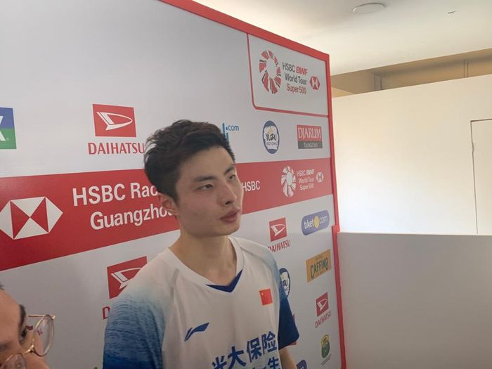 Pebulu tangkis tunggal putra China, Shi Yu Qi, berbicara di mixed zone seusai bertanding pada babak pertama Indonesia Masters 2020 di Istora Senayan, Jakarta, Rabu (15/1/2020).