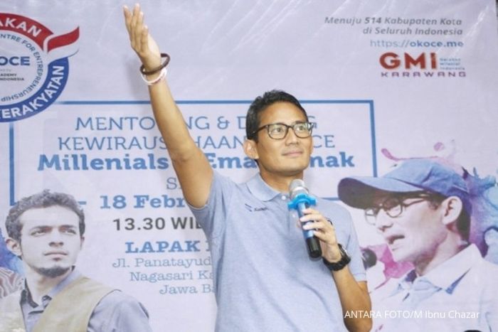 Calon Wakil Presiden Nomor urut 02 Sandiaga Uno memberi sambutan saat Dialog Kewirausahaan OK OCE di Lapak Ngopi, Karawang, Jawa Barat, Senin (18/2/2019).