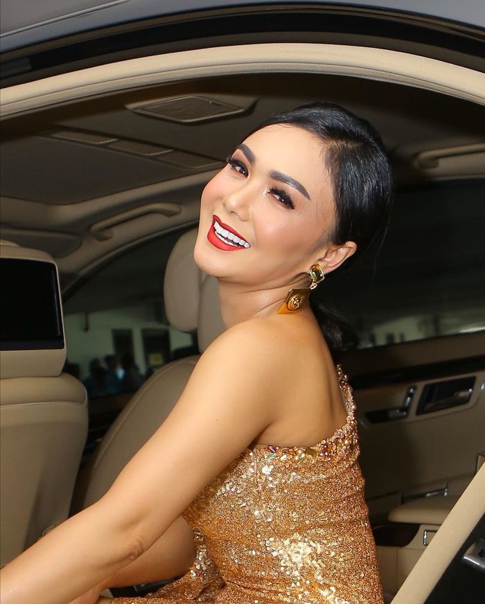 Penampilan cantik Yuni Shara kenakan one shoulder dress