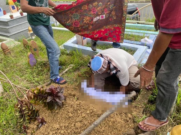 Jasad bayi pria miskin di Malaysia akhirnya bisa dimakamkan.