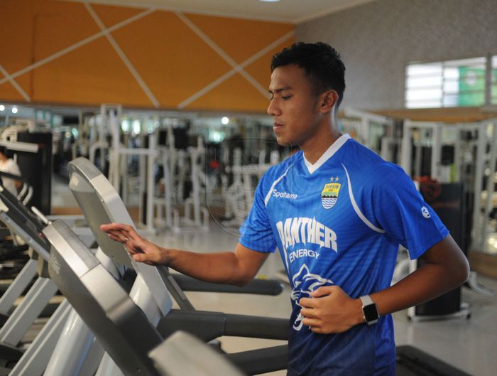 Kiper Persib Bandung, Teja Paku Alam, saat menjalani latihan di tempat fitnes.