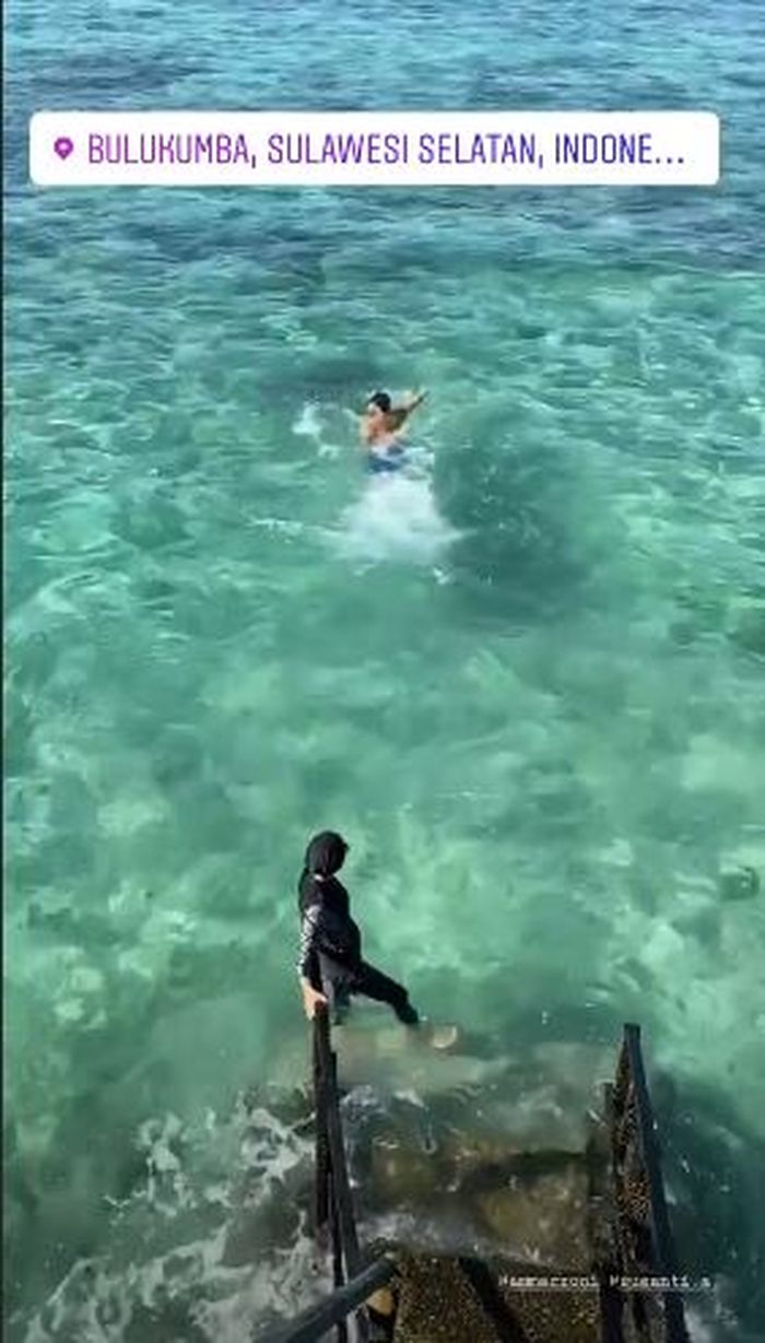 Irish Bella dan Ammar Zoni sedang tampak berlibur di Bukukumba, Sulawesi Selatan