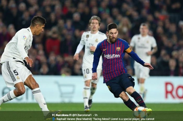 Momen Lionel Messi mencoba melewati Raphael Varane dalam laga bertajuk el clasico  pada musim 2018-2019.