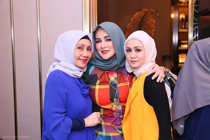 Dress yang dikenakan Olla Ramlan terlihat ketat di bagian dada