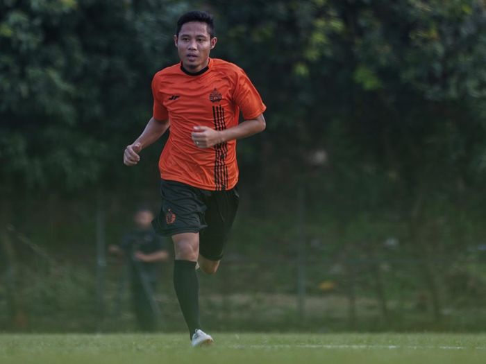 Gelandang Persija Jakarta, Evan Dimas, saat latihan perdana di Lapangan Sutasoma, Halim, Jakarta Timur,  Jumat (17/1/2020)