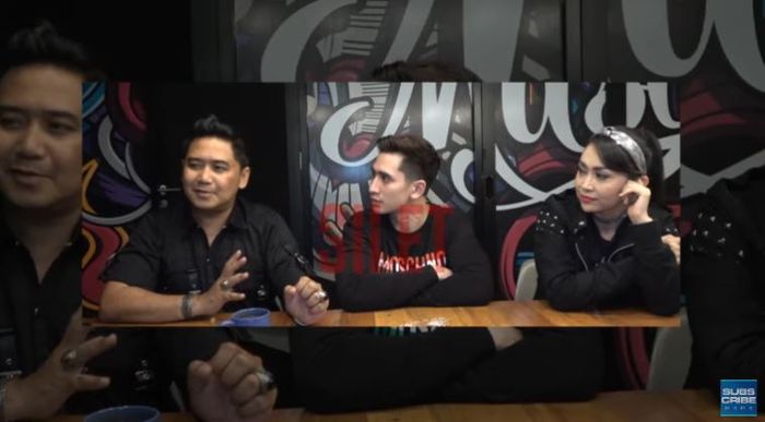 Tangkapan layar Youtube RCTI Infotainment__
Panglima Langit menerawang sosok penjaga yang ada di tubuh Verrel Bramasta.