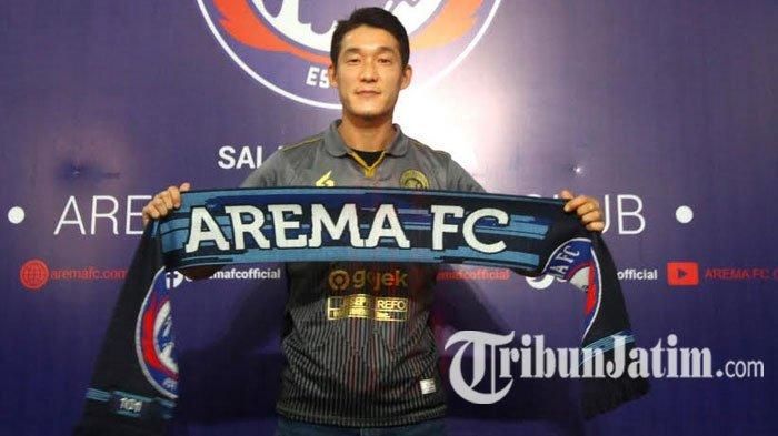 Gelandang asing Arema FC asal Korea Selatan Oh In Kyun saat diperkenalkan di Kantor Arema FC, Kamis (16/1/2020). 