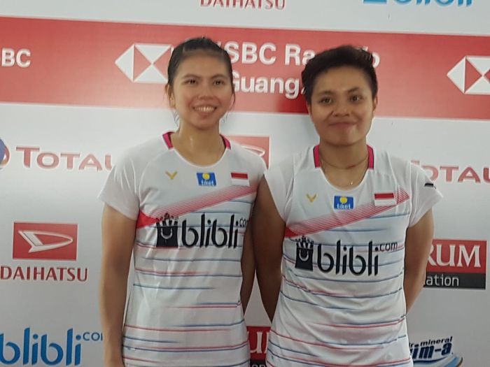 Pasangan ganda putri Indonesia, Greysia Polii/Apriyani Rahayu, berpose setelah melakoni konferensi pers laga semifinal Indonesia Masters 2020 di Istora Senayan, Jakarta, Sabtu (18/1/2020).