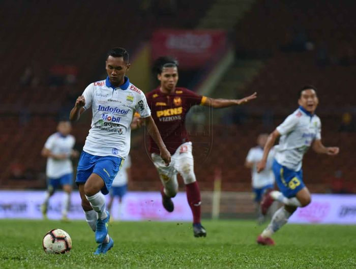 Pemain Persib Bandung, Beni Oktavianto, menggiring bola saat laga melawan Selangor FA pada Asia Challenge 2020 di Stadion Shah Alam, Malaysia, 18 Januari 2020.