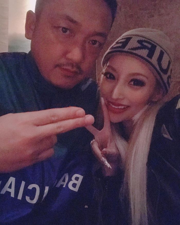 Kato Sari bersama pria lain