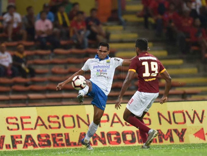 Aksi winger Persib Bandung, Frets Butuan, saat menghadapi Selangor FA pada Asia Challenge 2020 di Stadion Shah Alam, Malaysia, 18 Januari 2020.