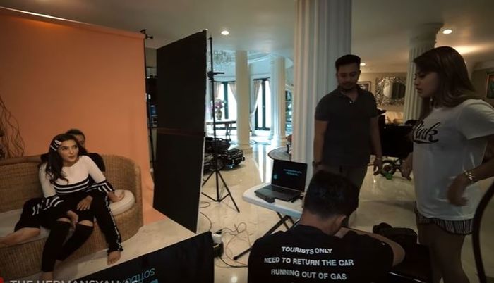 Aurel Hermansyah ngebet nikah tahun ini gara-gara lihat pose mesra ayah dan bunda