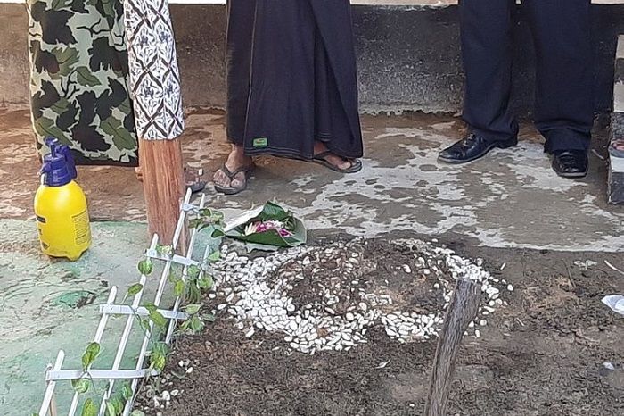 Gundukan tanah di rumah kontrakan Raja Keraton Agung Sejagat di RT 05/RW 04 Dusun Berjo Kulon, Desa Sidoluhur, Kecamatan Godean, Kabupaten Sleman yang ternyata sebuah makam. Di lokasi itu dimakamkan janin dari Fanni Aminadia.