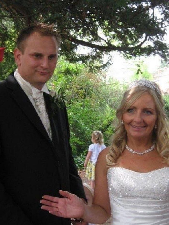 Julie dan Paul kemudian melanjutkan pernikahan mereka sendiri pada bulan Agustus 2009