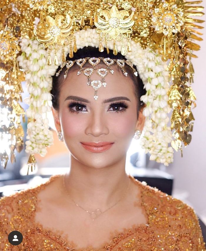 Vanessa Angel saat pakai Suntiang khas Minang