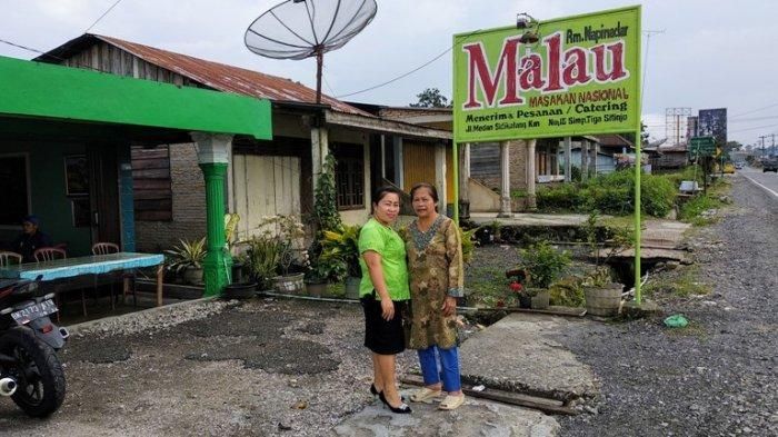 Pinta br Aritonang (kanan), pengusaha rumah makan Malau, berfoto bersama salah satu stafnya .