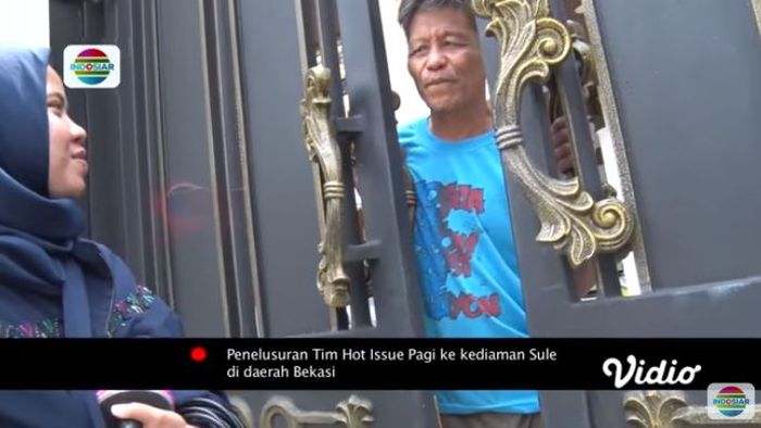 Penelusuran awak media di rumah Sule