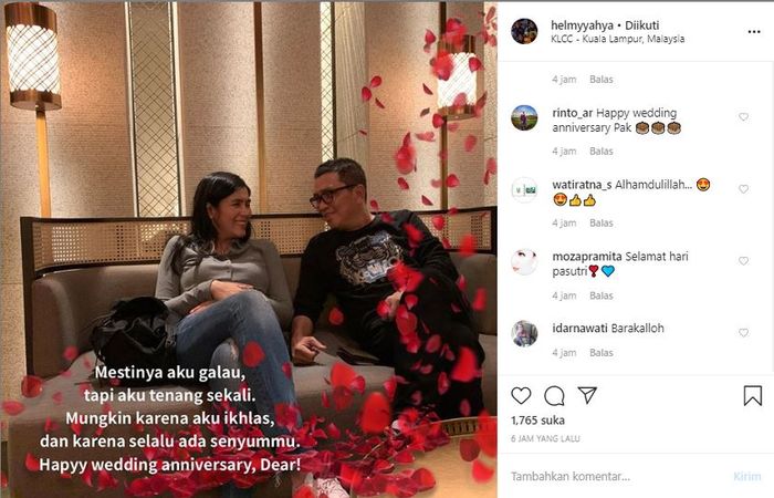 Unggahan Helmy Yahya sedang berpose bersama sang istri
