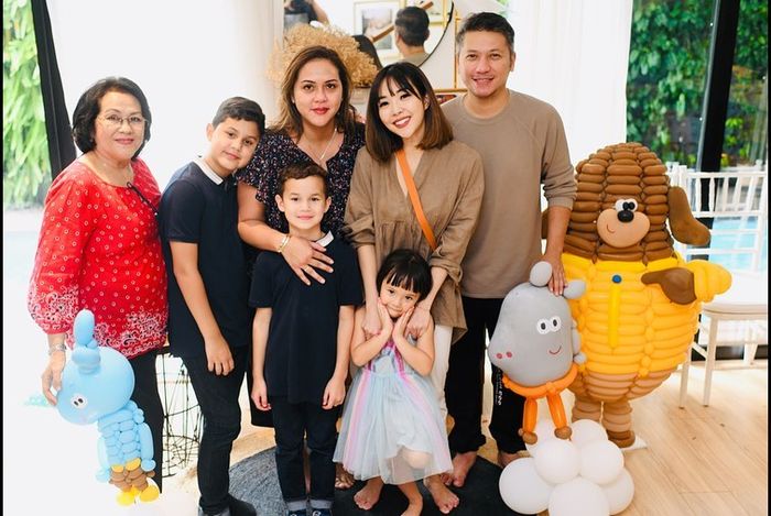 Gisel terlihat modis dengan busana berupa blouse warna cokelat, yang serasi dengan sweater yang dikenakan Gading Marten