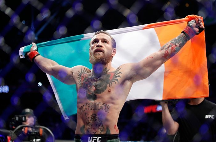Conor McGregor merayakan kemenangannya setelah berhasil mengalahkan Donald Cerrone dalam 40 detik di UFC 246 pada Minggu pagi. 
